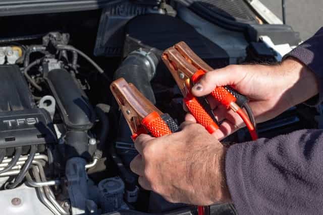 can a car battery die while driving