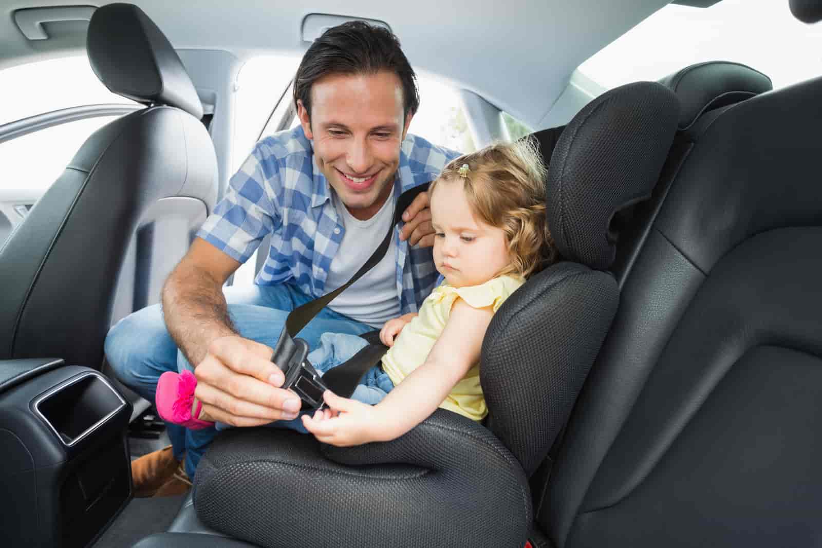 Остановиться папа. Автомобиль для детей. Ребенок в автокресле. Кресло в автомобиль для ребенка. Ребенок с родителями в машине.